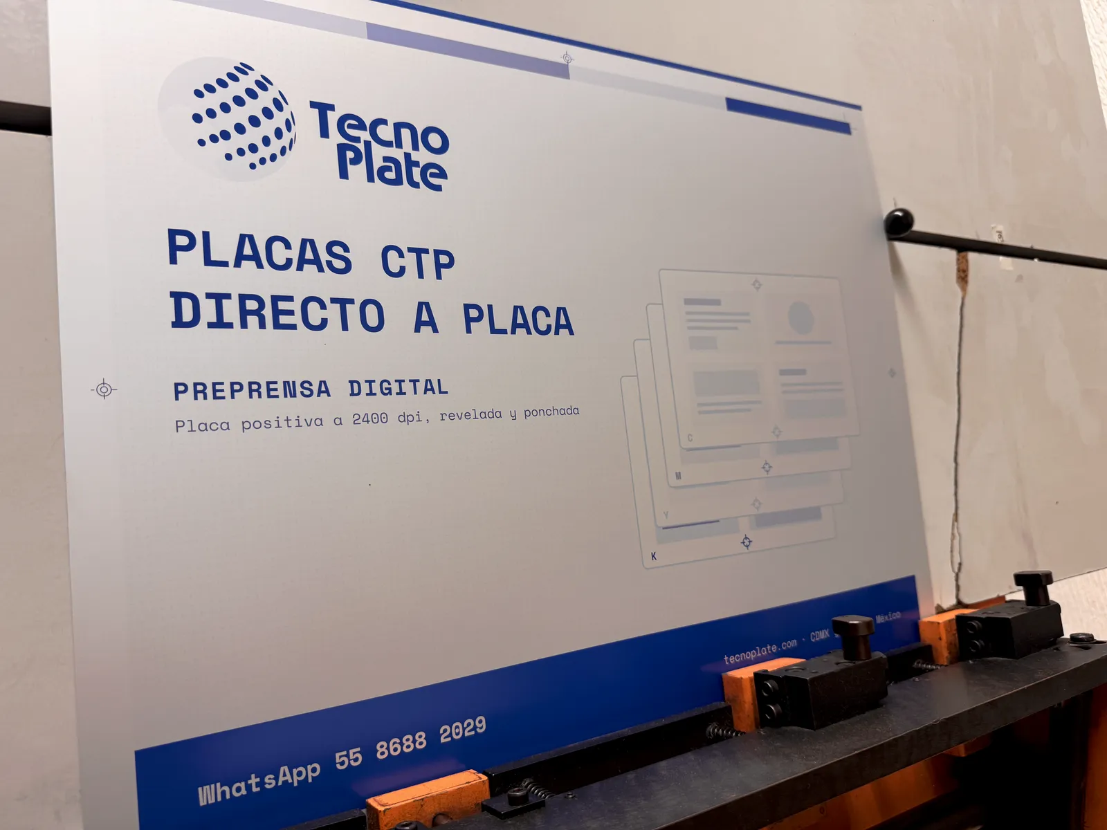 Placa de offset positiva ya revelada, con el diseño grabado y las mirillas de registro visibles